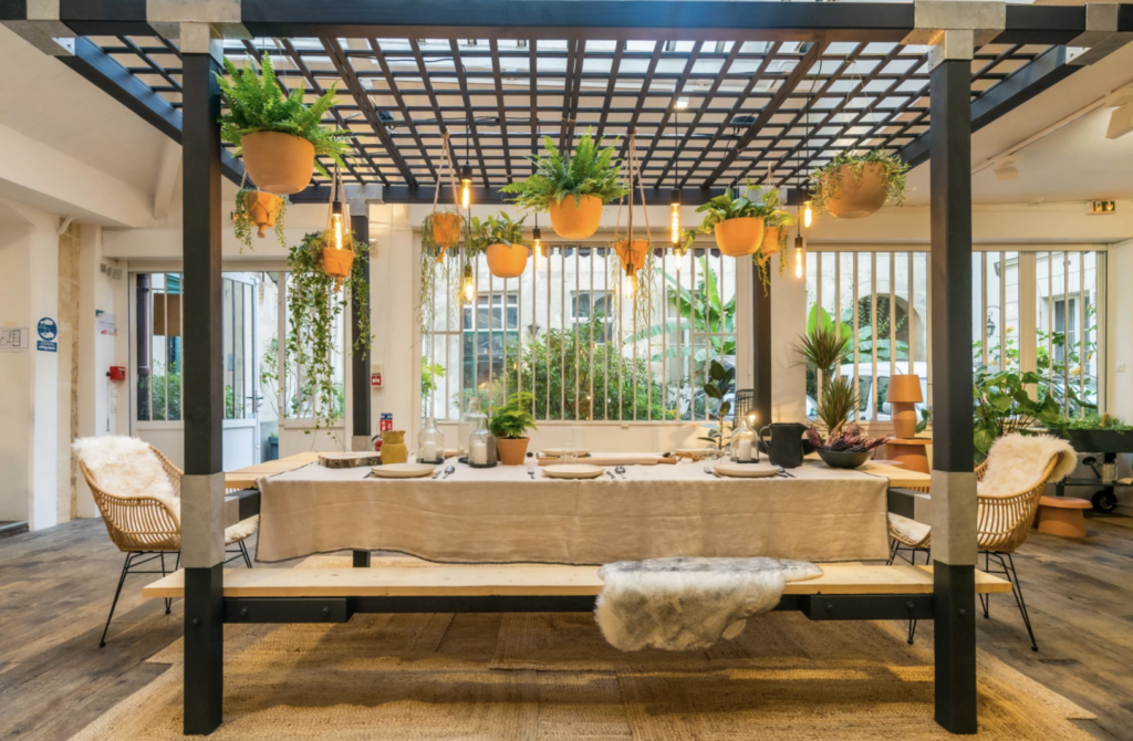 Une salle à manger qui fait de la place à la nature